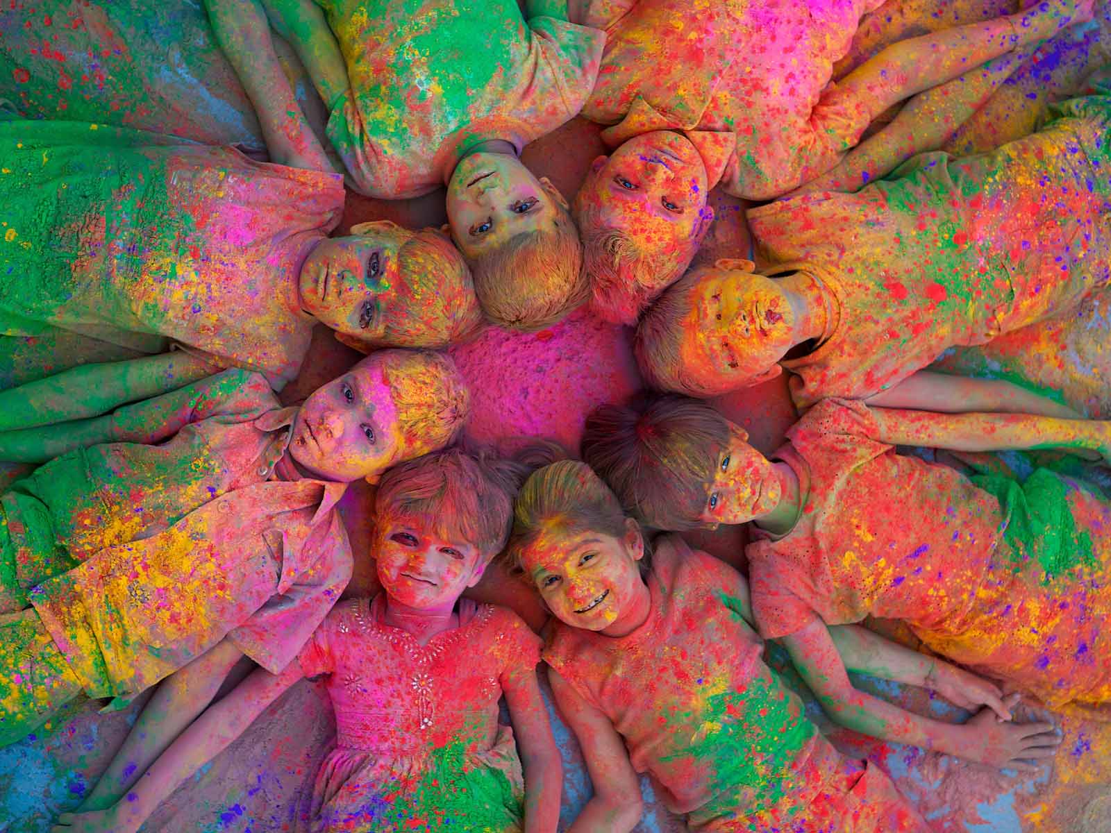 kids-making-fun-with-holi-colors